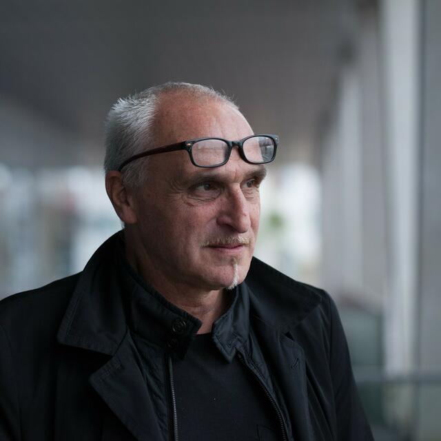 José F. A. Oliver, Schriftsteller und Lyriker: Es gibt so viele schöne Augenblicke, die wir einfach nicht dem Vergessen überlassen dürfen. Sie zu bewahren, hilft in der Not. Ich wünsche uns allen für das kommende Jahr mehr Achtsamkeit. Damit schenken wir dem Leben Würde.  | Foto: privat