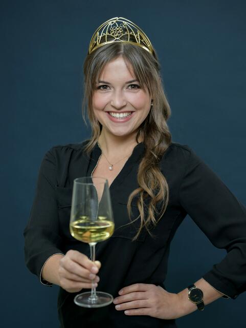 Sina Erdrich, Deutsche Weinkönigin: Ich wünsche den Winzern ein gutes Weinjahr, dem deutschen Wein eine größere Wertschätzung, uns allen ein Jahr der Begegnungen und der Gemeinschaft und mir selbst, dass ich meine Zeit als Deutsche Weinkönigin bestmöglich nutzen kann. | Foto: DWI