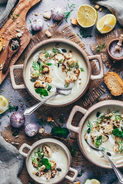 Aus leckerem Gemüse frisch gekocht, wärmt die Blumenkohlsuppe im Winter.