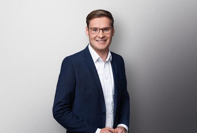 Yannick Bury (CDU): Impfen ist und bleibt der Weg aus der Pandemie. Meine Zustimmung zu einer allgemeinen Impfpflicht hängt davon ab, was diese genau beinhaltet: für wen sie gelten und wie sie kontrolliert werden soll, welche Strafe Impfverweigerern droht oder ob es ein Impfregister geben soll. Olaf Scholz hat im November ein Gesetzgebungsverfahren dazu angekündigt, bis heute dem Bundestag aber keinerlei Vorschläge vorgelegt. Klar ist: Wir müssen verhindern, dass wir von Welle zu Welle gehen, weil die Impflücke zu groß ist. Darum ist es höchste Zeit, dass die Ampel dem Bundestag endlich ihr Konzept vorlegt und nicht noch mehr wertvolle Zeit im Kampf gegen Corona verstreichen lässt. | Foto: Tobias Koch