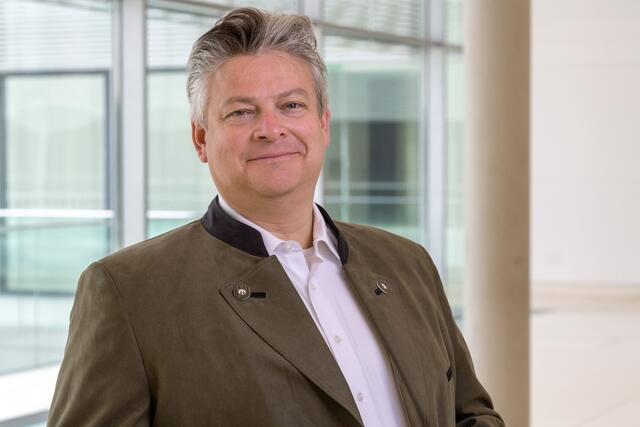 Thomas Seitz (AfD): Eine allgemeine Impfpflicht lehne ich ebenso wie die bereits beschlossene besondere Impfpflicht für einzelne Berufsgruppen ab. Covid-19 ist eine gefährliche Krankheit – für einen Teil der Menschen. Angesichts des geringen und tendenziell mit jeder Mutation weiter sinkenden individuellen Risikos für die Mehrheit der Bürger und der zweifelhaften Wirksamkeit der Injektionen ist nur ein Impfangebot mit dem Grundgesetz vereinbar, keinesfalls ein Zwang. Geboten und verhältnismäßig ist jetzt die Konzentration auf ausreichende Vorsorgeangebote für vulnerable Gruppen und die weitere Verbesserung der Behandlung von Schwersterkrankten. | Foto: AfD-Fraktion im Deutschen Bundestag