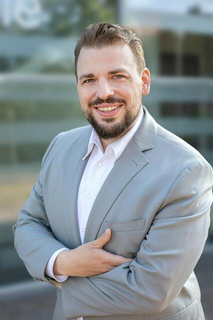 Martin Gassner-Herz (FDP): Eine hohe Impfquote ist der Schlüssel, um die Einschränkungen durch die Pandemie schnell los zu werden. Ich werde dennoch nicht für eine allgemeine Impfpflicht stimmen. Auch wenn wir sie sofort beschließen würden, würde es uns in der akuten Lage nicht helfen Es mag gute Gründe geben, warum Kollegen dies für erforderlich halten, aber ich habe bisher keine überzeugenden Vorschläge gehört, wie die Umsetzung und Kontrolle stattfinden soll. Ich bin sicher, die kommenden Debatten im Parlament werden einen wichtigen Beitrag leisten, den aufgeheizten Diskurs zu entspannen. Darum ist das gewählte Vorgehen einer Gewissensabstimmung wertvoll. | Foto: Foto: FDP Kreisverband