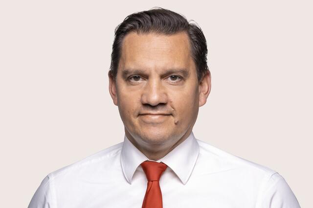 Dr. Johannes Fechner (SPD): Ich gehe in die Beratungen zur Impfpflicht offen und mit einigen Fragen. Zu klären ist, ob die Impfpflicht erforderlich oder ob das Ziel nicht anders zu erreichen ist. Auch muss klar sein, wie die Impfpflicht umgesetzt wird. Zwangsimpfungen sind vom Tisch, aber wollen wir wirklich Straßenkontrollen wie in Österreich oder Erzwingungshaft? Bußgelder könnten frühestens ab September greifen, weil die Bürger Gelegenheit haben müssen, sich impfen zu lassen. Diese Fragen müssen geklärt werden, wenn selbst vorsichtige Virologen wie Professor Drosten Chancen sehen, dass die Pandemie zum Jahresende zu Ende ist. | Foto: Photothek