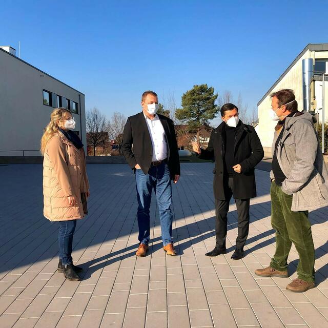 Thomas Marwein (v. r.) im Gespräch mit Bürgermeister Andreas Heck, Rektor Dr. Mathias Wanjek und Konrektorin Birgit Lehmann