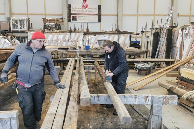 Bis zum Herbst dauern die Restaurierungsarbeiten des Ortenauhauses in einer Halle der Firma "JaKo Baudenkmalpflege" an. | Foto: Gregor Paesch/"JaKo Baudenkmalpflege"