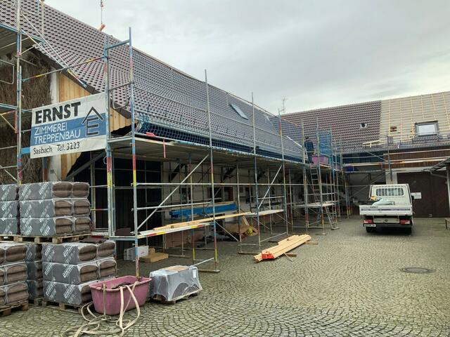 Es wurden neue Dachrinnen und -fenster montiert. | Foto: Stadt Achern