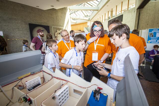 Das FRO Robotik-Team Bluetox begeistert beim WRO Deutschlandfinale im Jahr 2019 in der Open Category - jetzt: Future Innovators - mit ihrem Smart Home Modell die Jury.  | Foto: Technik begeistert