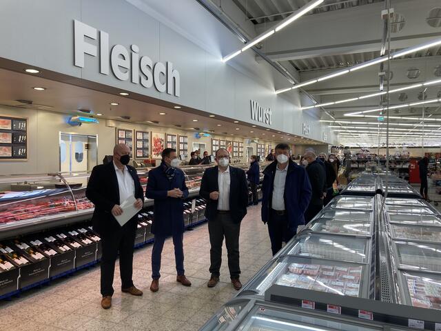 Rundgang durch den Markt: Jürgen Mäder, Geschäftsführer Edeka Südwest (v. l.), Christopher Schmid, Geschäftsbereichsleiter Vertrieb, Rainer Huber, Sprecher der Geschäftsführung Edeka Südwest, und Oliver Martini, Baubürgermeister Offenburg | Foto: gro