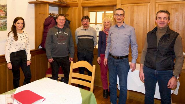 Die Vorstandschaft der FGB mit dem scheidenden Revierleiter Christoph Müller

vlnr: Angelika Ringwald, Martin Brosamer, Josef Dorner, Marita Echle, Christoph Müller, Klaus Beck | Foto: (c) Gerhard Große