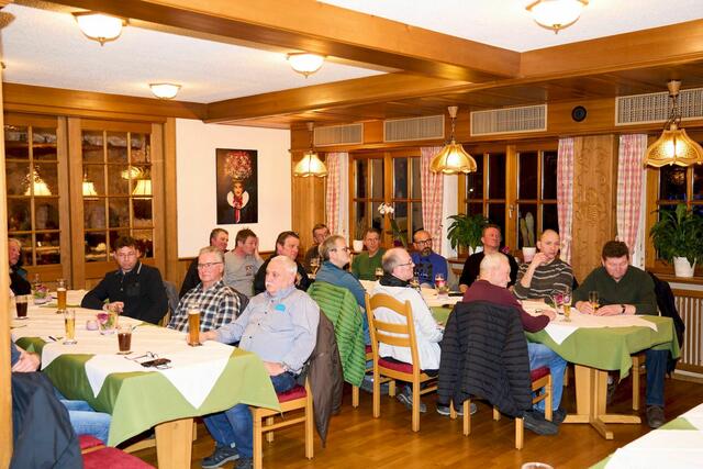 Die Mitglieder der FBG Forstbetriebsgemeinschaft Biberach während der Versammlung im Gasthaus "Kinzigstrand" | Foto: (c) Gerhard Große