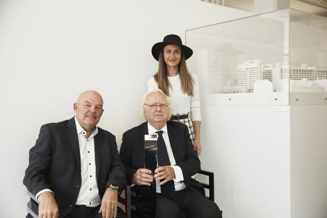 Jürgen und Mila Grossmann mit dem Ehrenpreisträger des BADAP
2022: Richard Meier (Mitte) | Foto: Karsten Staiger
