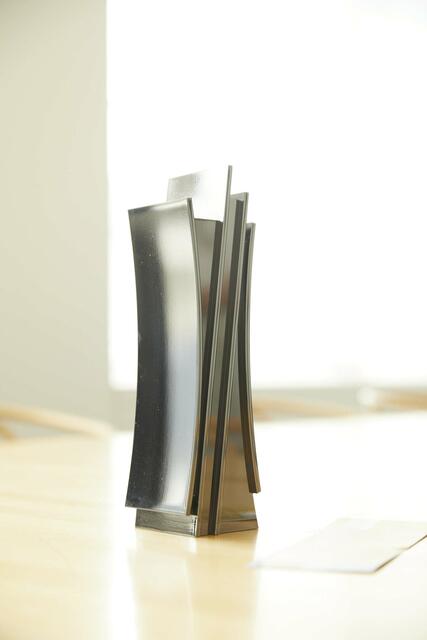 Mit dieser Trophäe in Platin ging der BADAP-Ehrenpreis an den New
Yorker Stararchitekten Richard Meier. | Foto: Karsten Staiger