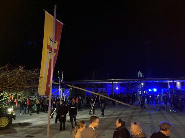 Bauhof und Freiwillige Feuerwehr stellten zu Ehren des neuen Bürgermeisters den Maibaum. | Foto: Glaser