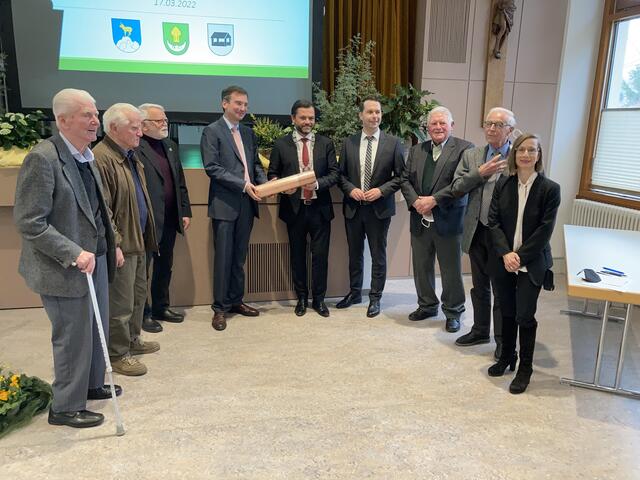 Beim Festakt aus Anlass des 50-jährigen Bestehens der Gemeinde Hohberg wurde eine Zeitkapsel gefüllt: Albert Gengenbacher (v. l.), Albin Hansert, Hermann Pfahler, Dr. Nikolas Stoermer, Andreas Heck, Marco Gutmann, Helmut Feger, Edmund Feißt und Daniela Bühler  | Foto: gro