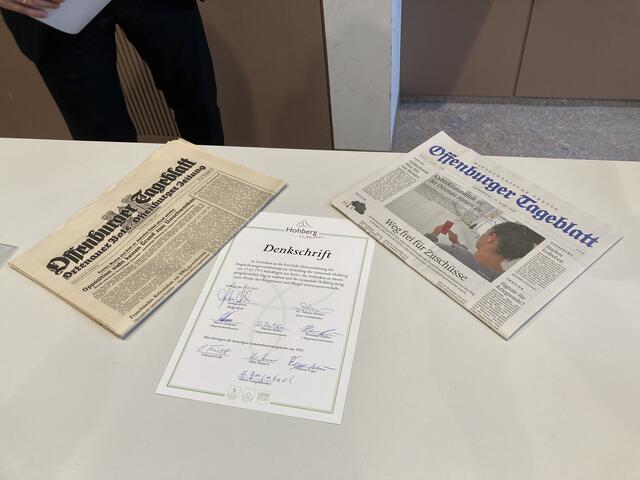 Zwei Zeitungen und die Denkschrift kommen in eine Zeitkapsel. | Foto: gro