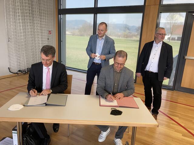 Der Unterschriftenmarathon startet: Insgesamt müssen die Bürgermeister aller beteiligten Kommunen in mehrfacher Ausführung den Vertrag ratifizieren. Unser Foto zeigt: Bürgermeister Thorsten Erny (v. l.), Gengenbach, Bürgermeister Philip Clever, Berghaupten, Oberbürgermeister Marco Steffens, Offenburg, und Prof. Dr. Erwin Drixler, Vorsitzender des Gemeinsamen Gutachterausschusses. | Foto: gro