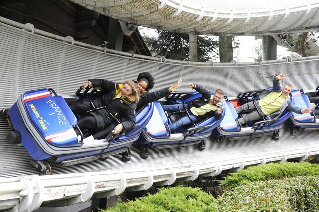 Bobexperten rasen durch Schweizer Bobbahn: Laura Nolte, Deborah Levi, Tobias Schneider und Torsten Margis | Foto: Europa-Park