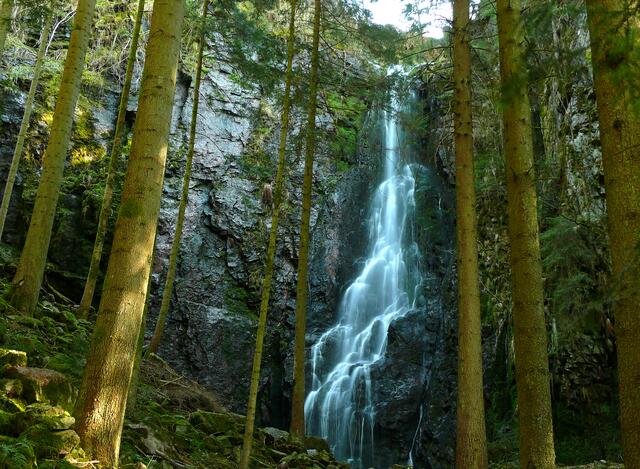 Flüsse, Bäche und Wasserfälle sind nach dem Winter durch die Schneeschmelze gut gefüllt. Daher kann man sie jetzt besonders eindrucksvoll fotografieren. Laufe des Jahres führen sie immer weniger Wasser und sind nur noch plätschernde Rinnsale. | Foto: Alfred Schramm