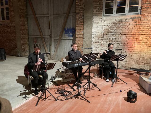 Musikalisch begleitet wurde der Abend von Jens Weber (Piano), Mona Metzinger (Querflöte) und Luis Gronmeier (Klarinette).  | Foto: mak
