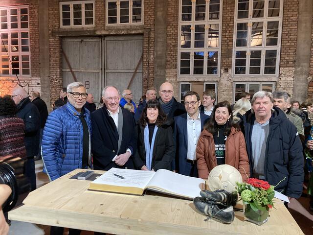 Die Teilnehmer der Podiumsdiskussion sowie die Angehörigen der Familie Hirsch trugen sich in das Goldene Buch der Stadt ein. | Foto: mak