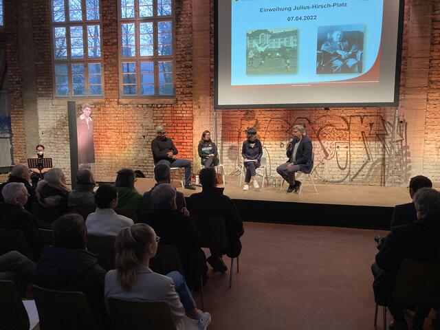 Bei der Podiumsdiskussion, die von Nina Reip (2. v. r.) moderiert wurde, diskutierten Jimmy Hartwig (l.), Keren Vogler und Ronny Zimmermann (r.) über die Themen Rassismus, Ausgrenzung und Antisemitismus.  | Foto: mak