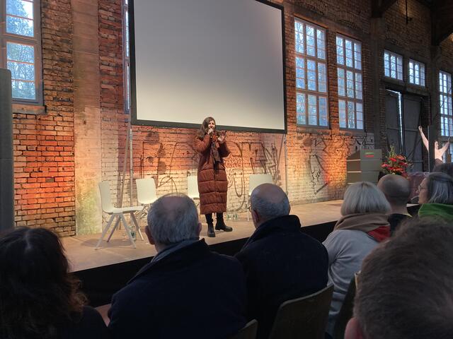 Keren Vogler sang zu Beginn der Veranstaltung ein Lied, das im Ghetto von Vilnius entstanden ist. | Foto: mak