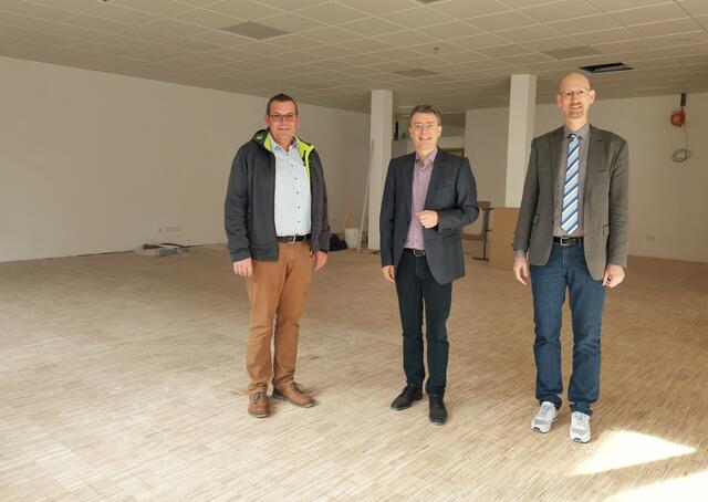 Bauamtsleiter Helmut Knäble (v. l.), Bürgermeister Thorsten Erny und Oberstudiendirektor Stefan Feld im zukünftigen Lernatelier des Gymnasiums. | Foto: Stadt Gengenbach