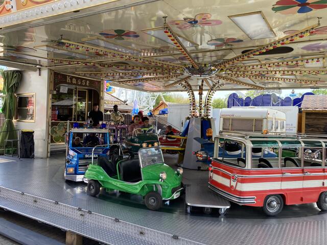 Das Kinderkarussell dreht seine Runden. | Foto: gro