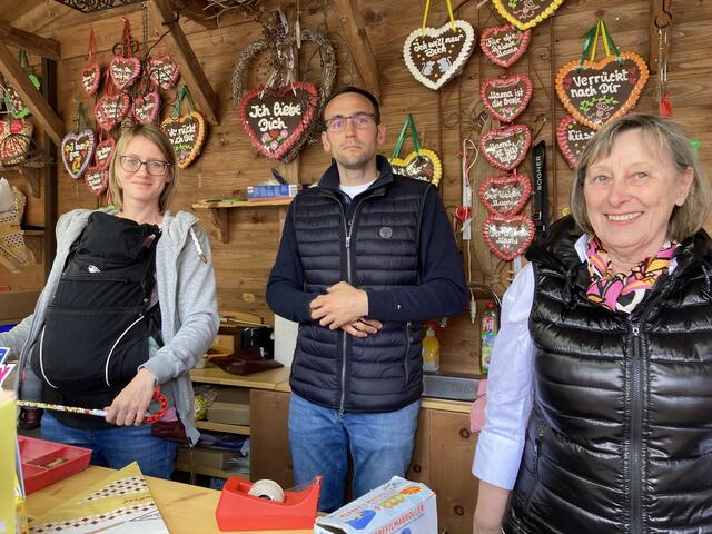 Drei Generationen Familie Hahn am Süßwarenstand | Foto: gro