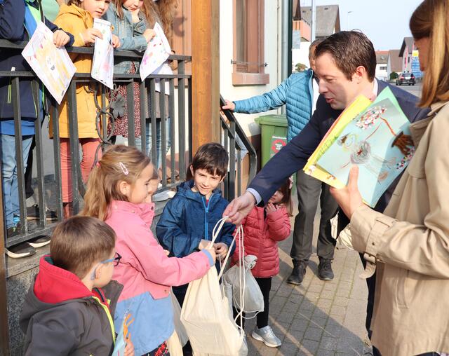 Bürgermeister Manuel Tabor (links) und Kindergartenleiterin Christine Wehrmann, oben Mitte: Grundschulrektorin Eva Rösch, rechts: Gemeinde- und Ortschaftsrat Franz Bähr und Ortsvorsteher Klaus Sauer | Foto: Gemeinde Appenweier