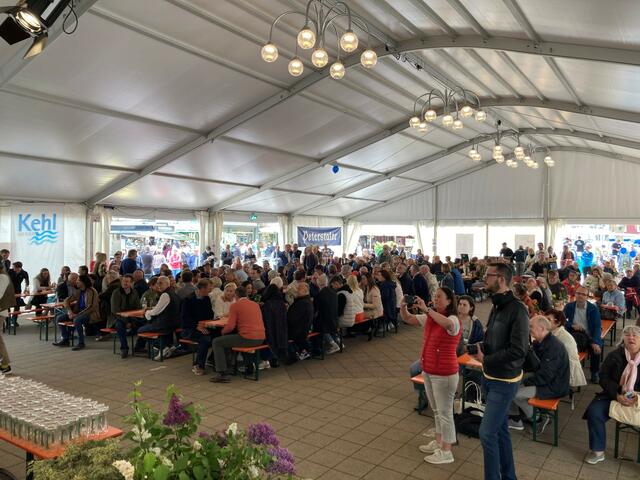 Das Festzelt ist sehr gut besucht. | Foto: ag