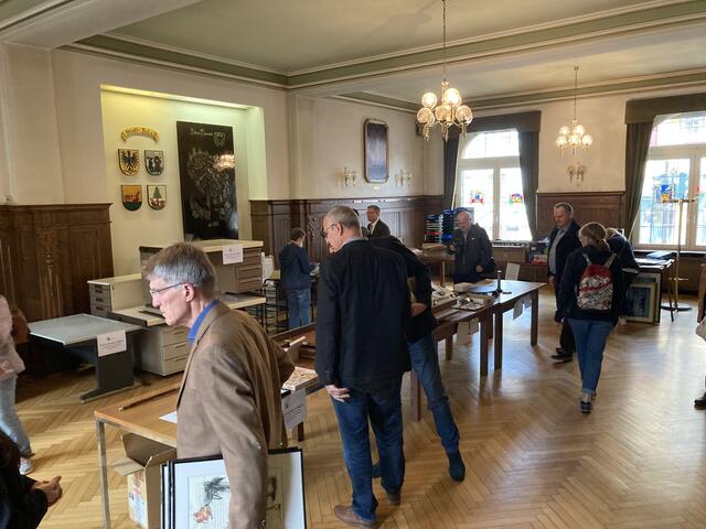 In der Fundgrube konnte sich Interessierte das ein oder andere ausrangierte Möbelstück... | Foto: mak