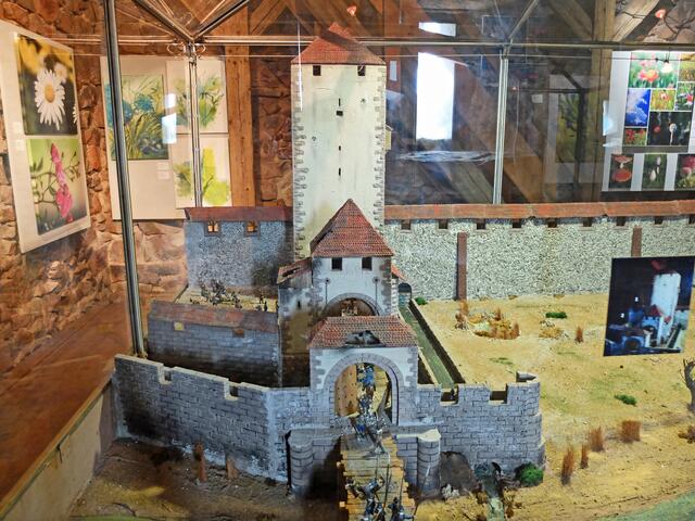 In der 2. Etage befindet sich ein Modell im Maßstab 1:35. Es zeigt den Angriff, schwedischer Truppen auf den Kinzigtorturm. Vor dem Haupttor, befanden sich Zwischentore und Mauern, die es galt als erste zu durchdringen. Auch auf diesem Stockwerk sind die Werke der beiden Künstlerinnen zu betrachten.  | Foto: Alfred Schramm