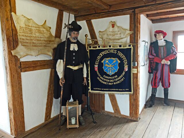 Der Gengenbacher Nachtwächter. Dessen Aufgabe war es unter anderem das Schließen und Öffnen der Stadttore. Kontrollgänge in der Stadt zu machen. Er war ausgestattet mit Laterne, Blashorn, Mütze und Mantel und Hellebarde.   | Foto: Alfred Schramm