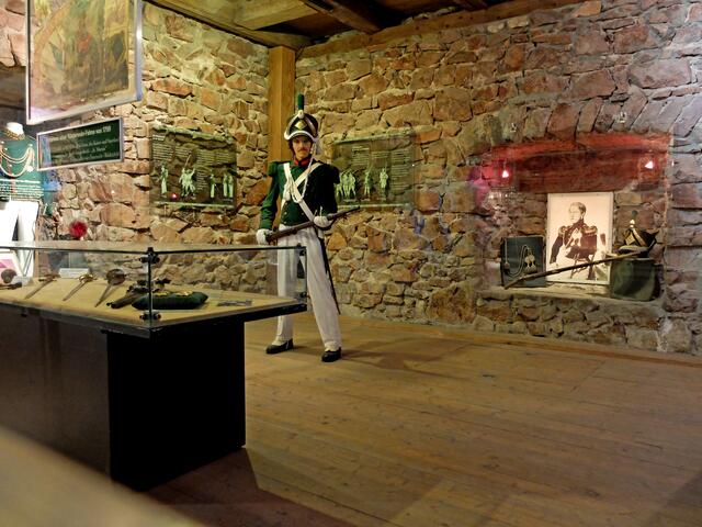 Hier sind zu sehen: Soldat der Bürgergarde. Vitrine mit Degen und Pistole. Uniform eines Offiziers und reichlich Information auf Schautafeln über die Bürgergarde. | Foto: Alfred Schramm
