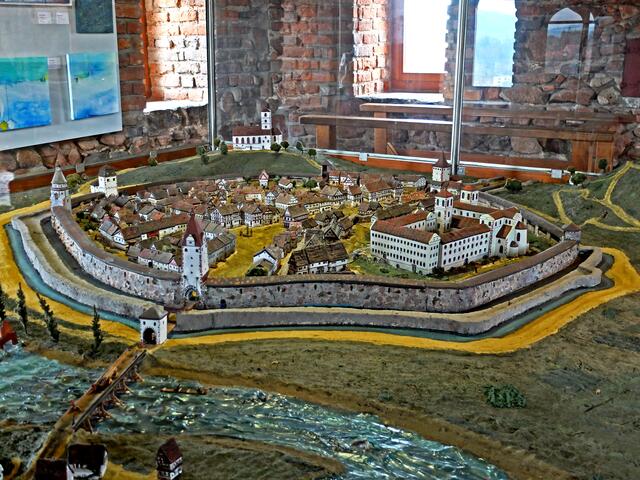 Eine Modell der Stadt Gengenbach, wie sie einst im 16. Jahrhundert ausgesehen haben mag. Vormauer, Hauptmauer und 4 Türme davon 3 mit Toren. Zu sehen in der 5. Etage.  | Foto: Alfred Schramm