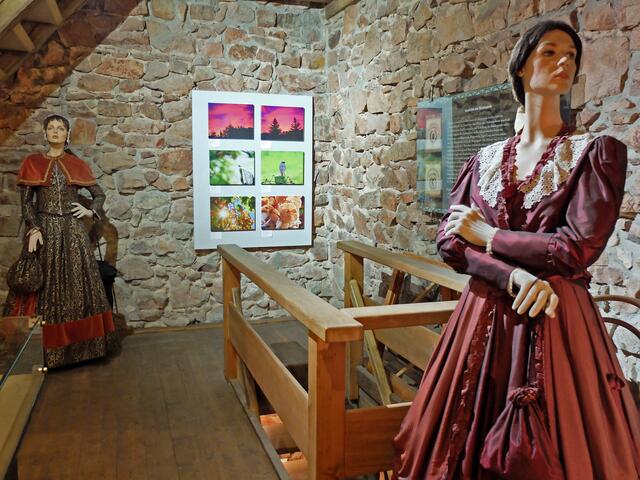 In der 3. Etage befinden sich zwei nette "Alt-Gengenbacherinnen" in ihren schicken, damals modischen Kleidungsstücken. In einer Vitrine sind alte Degen zu betrachten, die ein Bürgergardist eisern bewacht.  | Foto: Alfred Schramm