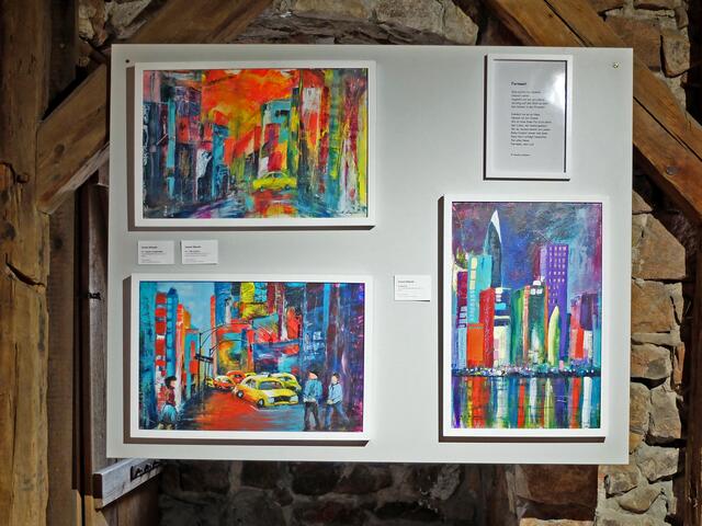 In der 1. Etage sind bereits die ersten Kunstwerke der Sonderausstellung zu betrachten. Hier 3 Bilder von Ursula Maurer und ein Gedicht von Claudia Lehmann. | Foto: Alfred Schramm