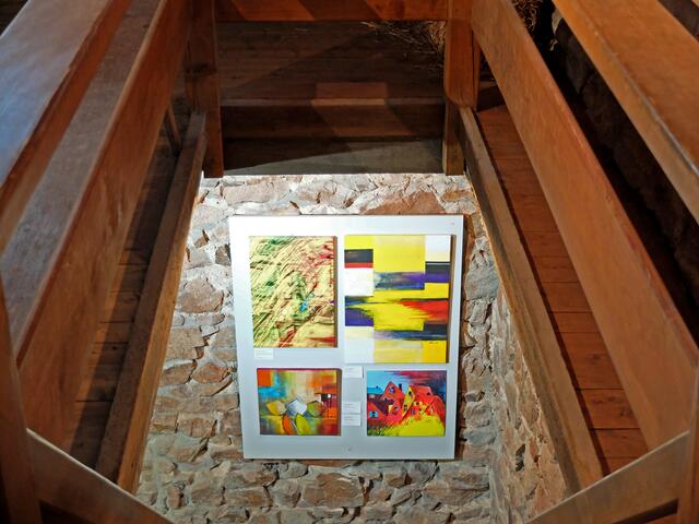 Blick von oben auf die abstrakten Gemälde von Ursula Maurer. | Foto: Alfred Schramm