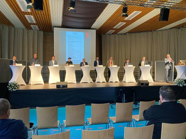 Neun Kandidaten kamen zur Vorstellung, die von Jürgen Fleckenstein (r.) moderiert wurde. | Foto: ds
