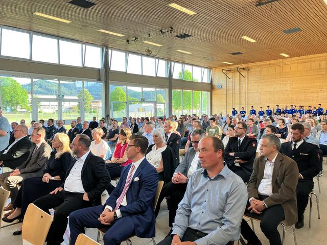 Zahlreiche Zuschauer waren in die Sport- und Festhalle in Biberach gekommen, um die Vereidigung des neuen Bürgermeisters mitzuerleben. | Foto: Glaser