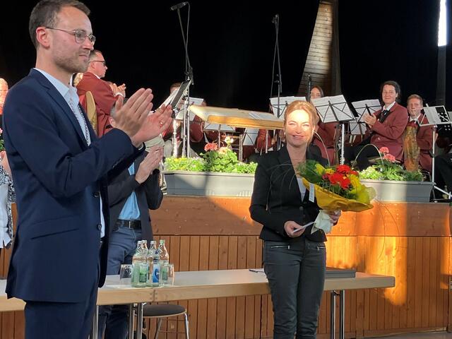 Joans Breig dankt Bürgermeisterstellvertreterin, die in den vergangenen Monaten seine erkrankte Vorgängerin vertrat. | Foto: Glaser