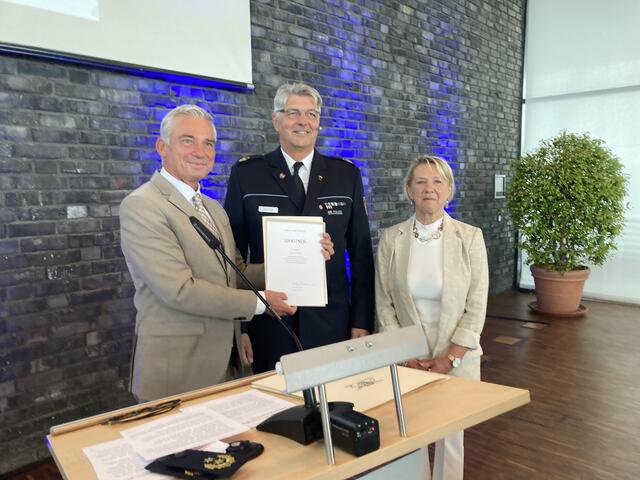 Innenminister Thomas Strobl (v. l.), Reinhard Renter und seine Frau Sabine | Foto: gro