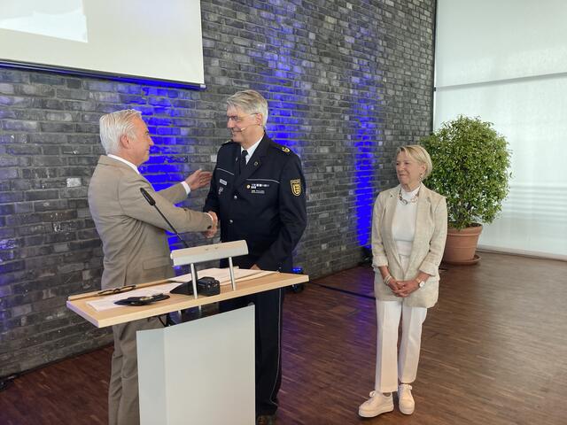 Innenminister Thomas Strobl (links) übergibt die Entlassungsurkunde an Reinhard Renter. | Foto: gro