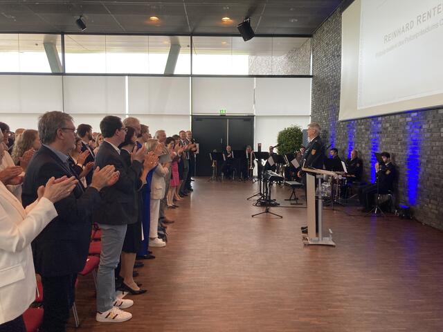 Zum Abschied gab es stehenden Applaus für Reinhard Renter. | Foto: gro