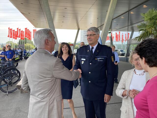 Polizeipräsident Reinhart begrüßt Innenminister Thomas Strobl. | Foto: gro