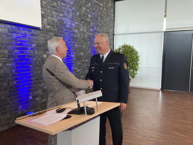 Thomas Strobl (l.) gratuliert Jürgen Rieger zur Ernennung als neuer Polizeipräsident. | Foto: gro