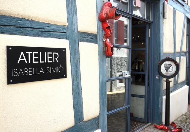 Die roten Schuhe, weisen den Weg. | Foto: Isabella Simic