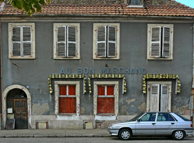 AU BON MARCHAND auf deutsch ein "Zum Guten Kaufmann". | Foto: Alfred Schramm