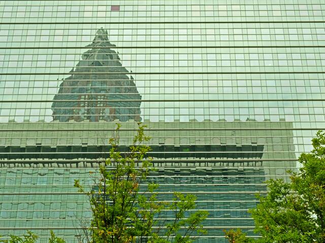 Spiegelung der Spitze des Frankfurter Messeturms in der Fassade des   130 Metern hohem Hochhaus "Pollux".  | Foto: Alfred Schramm